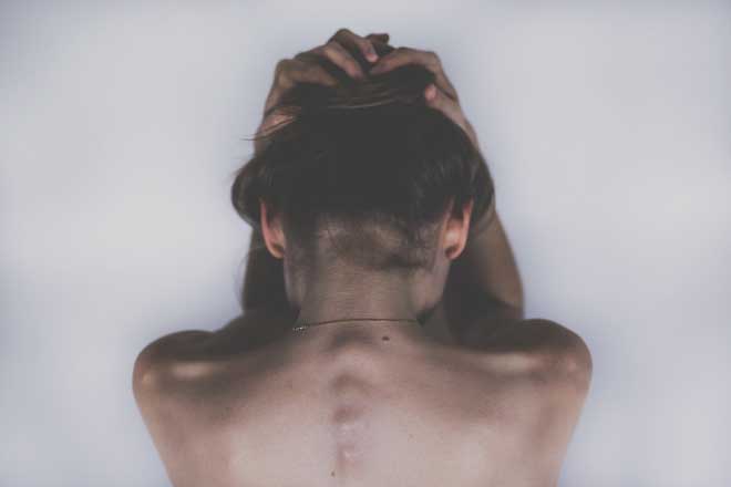 dor na cervical que irradia para a cabeça? quais sintomas de coluna inflamada?