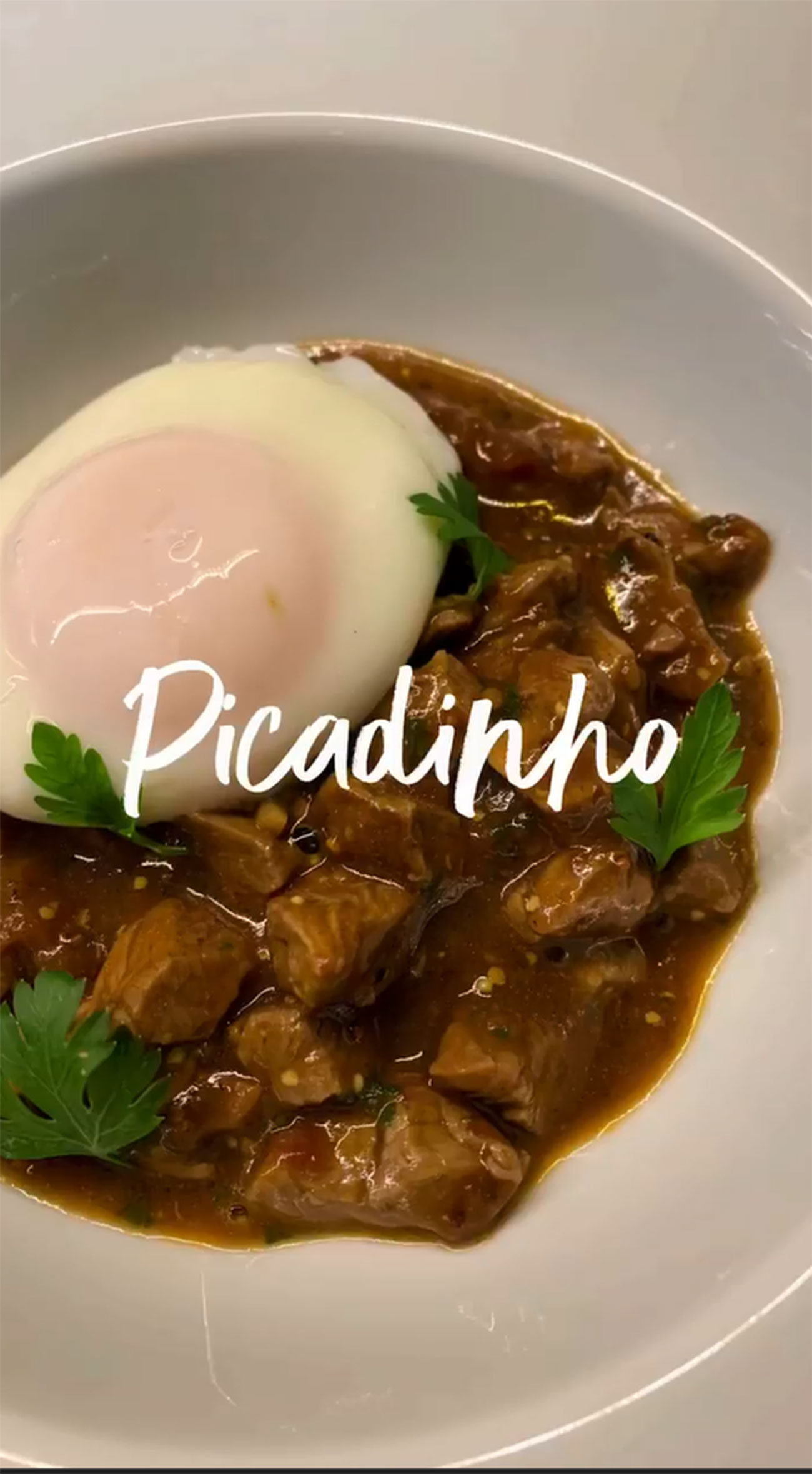 Picadinho de carne com Ovo Pochê